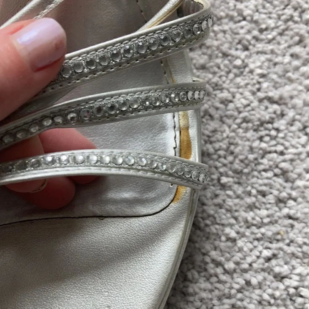 Silver heels  - Picture 5 of 9